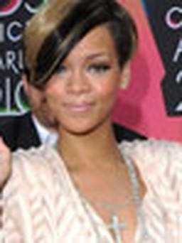 Trễ hẹn với fan, Rihanna hứng "mưa" khoai tây chiên